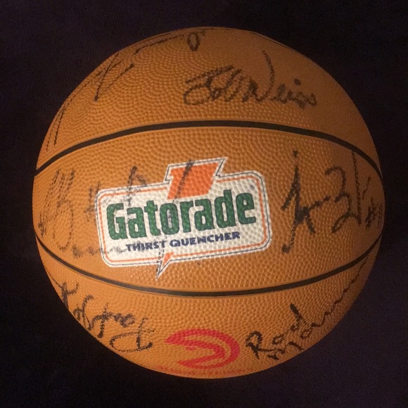 Atlanta Hawks 1992 Official team signed basketball - Picture 2 of 5